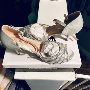 Never worn De Blossom silver heels